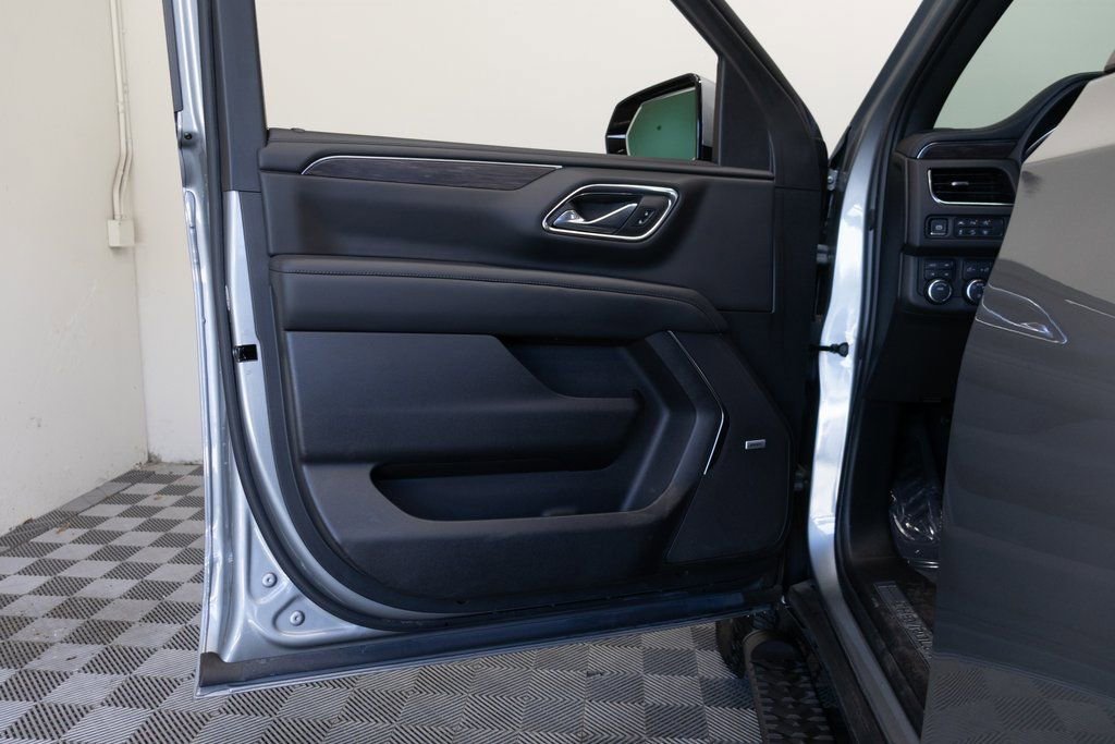 Used 2024 Chevrolet Suburban Z71 w/ Luxury Package image 17