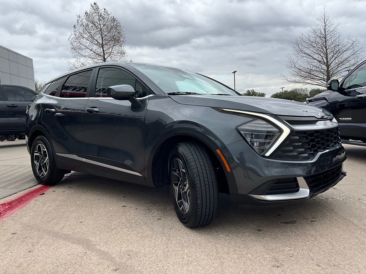 Used 2025 Kia Sportage LX image 4