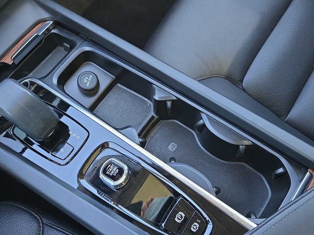 Used 2023 Volvo XC60 B5 Plus image 27