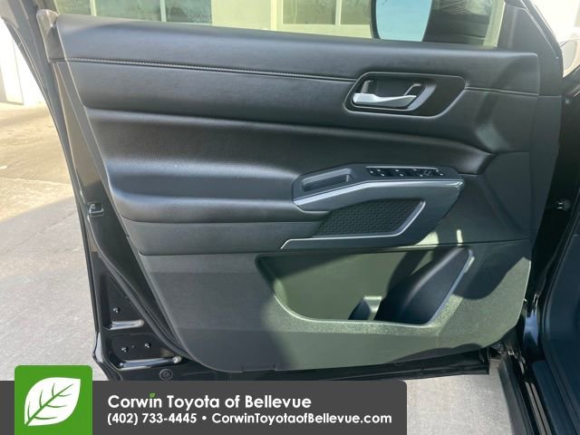 Used 2025 Nissan Pathfinder SL AWD/4WD image 18