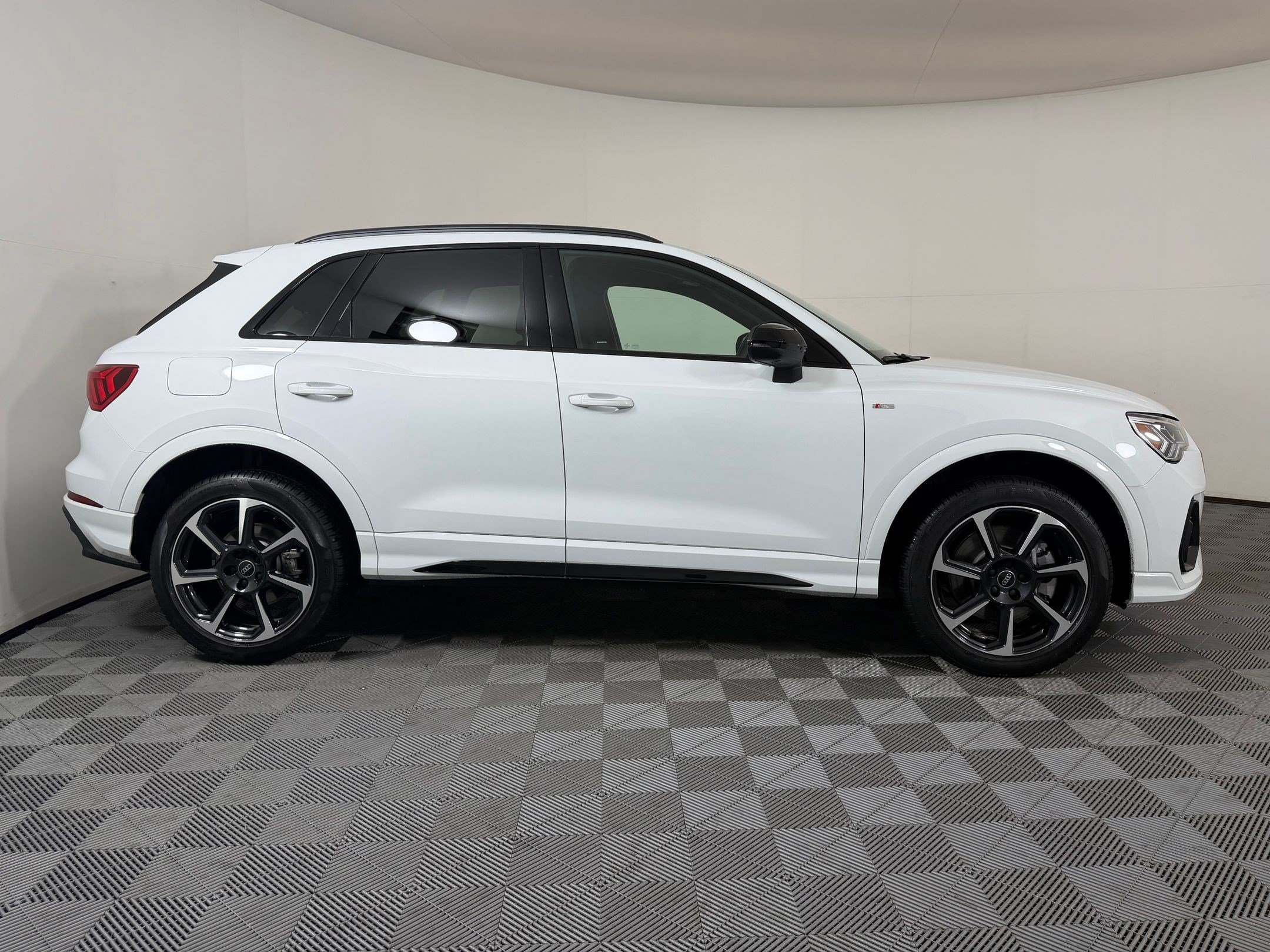 Certified 2025 Audi Q3 2.0T Premium Plus w/ Premium Plus Package AWD/4WD image 8