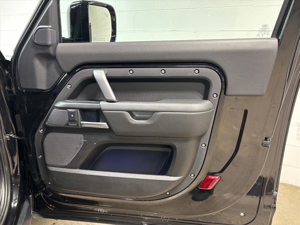 Used 2024 Land Rover Defender 90 V8 image 32