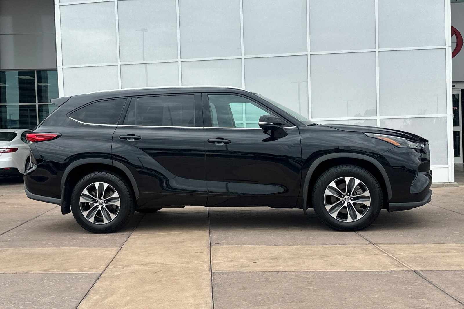 Used 2022 Toyota Highlander XLE AWD/4WD image 3