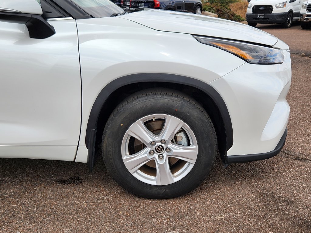 Used 2025 Toyota Highlander LE AWD/4WD image 29