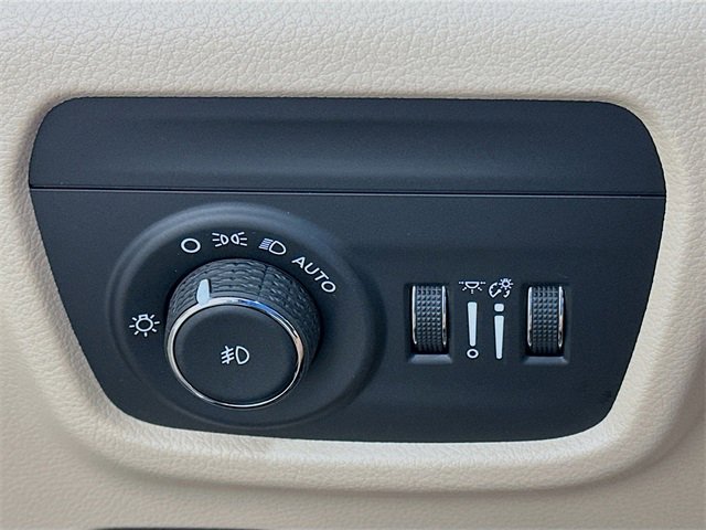 Used 2025 Jeep Grand Cherokee Limited w/ Luxury Tech Group II image 20