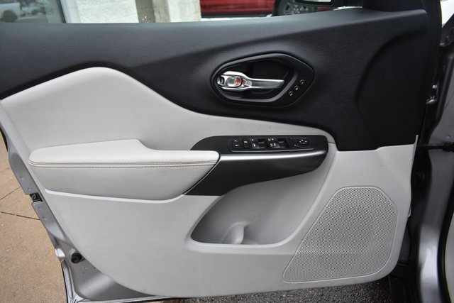 Used 2019 Jeep Cherokee Limited image 14