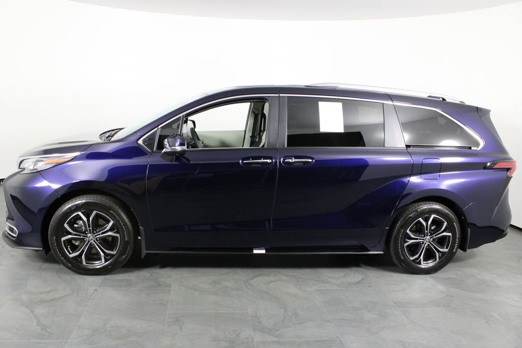 Used 2025 Toyota Sienna Platinum image 10