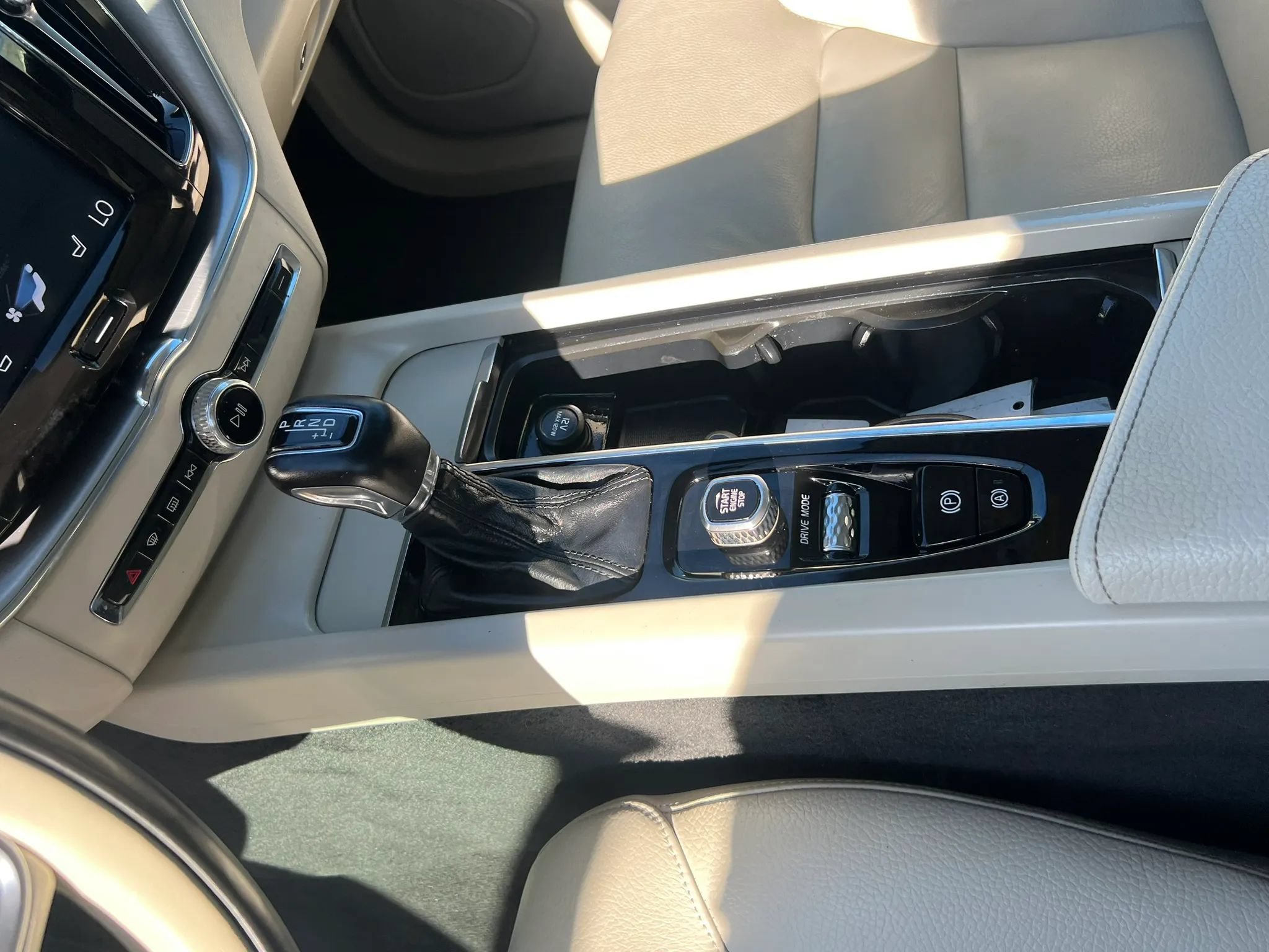 Used 2019 Volvo XC60 T5 Momentum w/ Premium Package AWD/4WD image 16