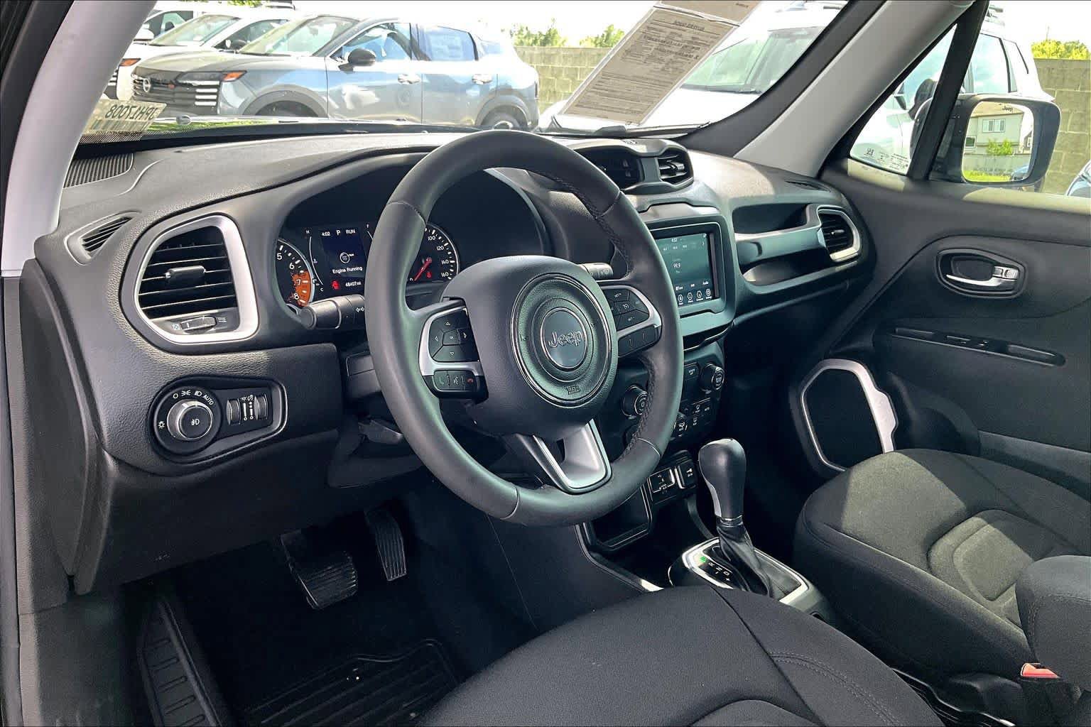 Used 2018 Jeep Renegade Latitude w/ Popular Equipment Group FWD image 17
