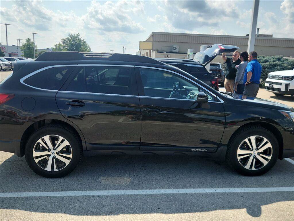 Used 2018 Subaru Outback 2.5i Limited AWD/4WD image 3