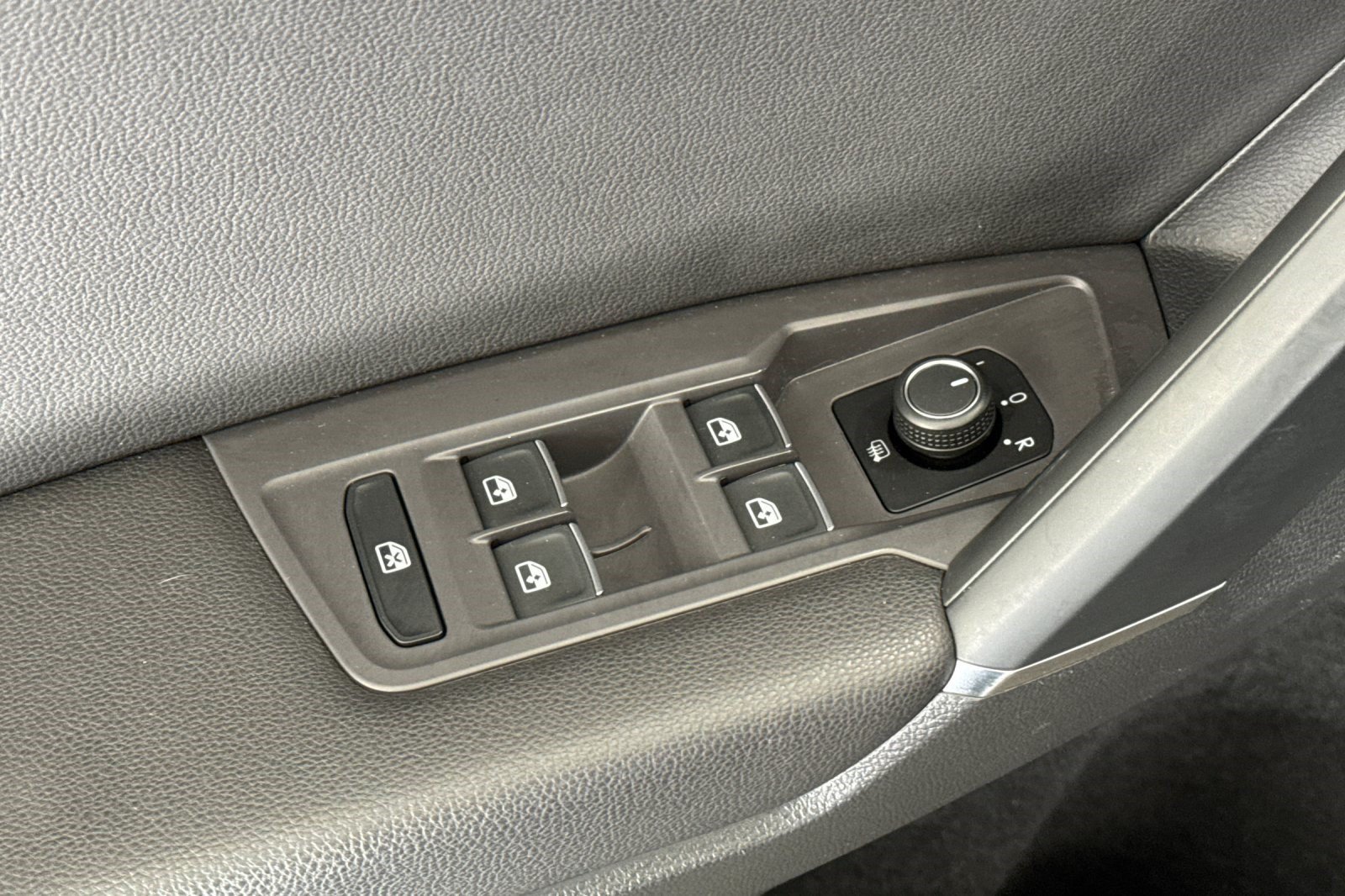 Used 2018 Volkswagen Tiguan SEL AWD/4WD image 14