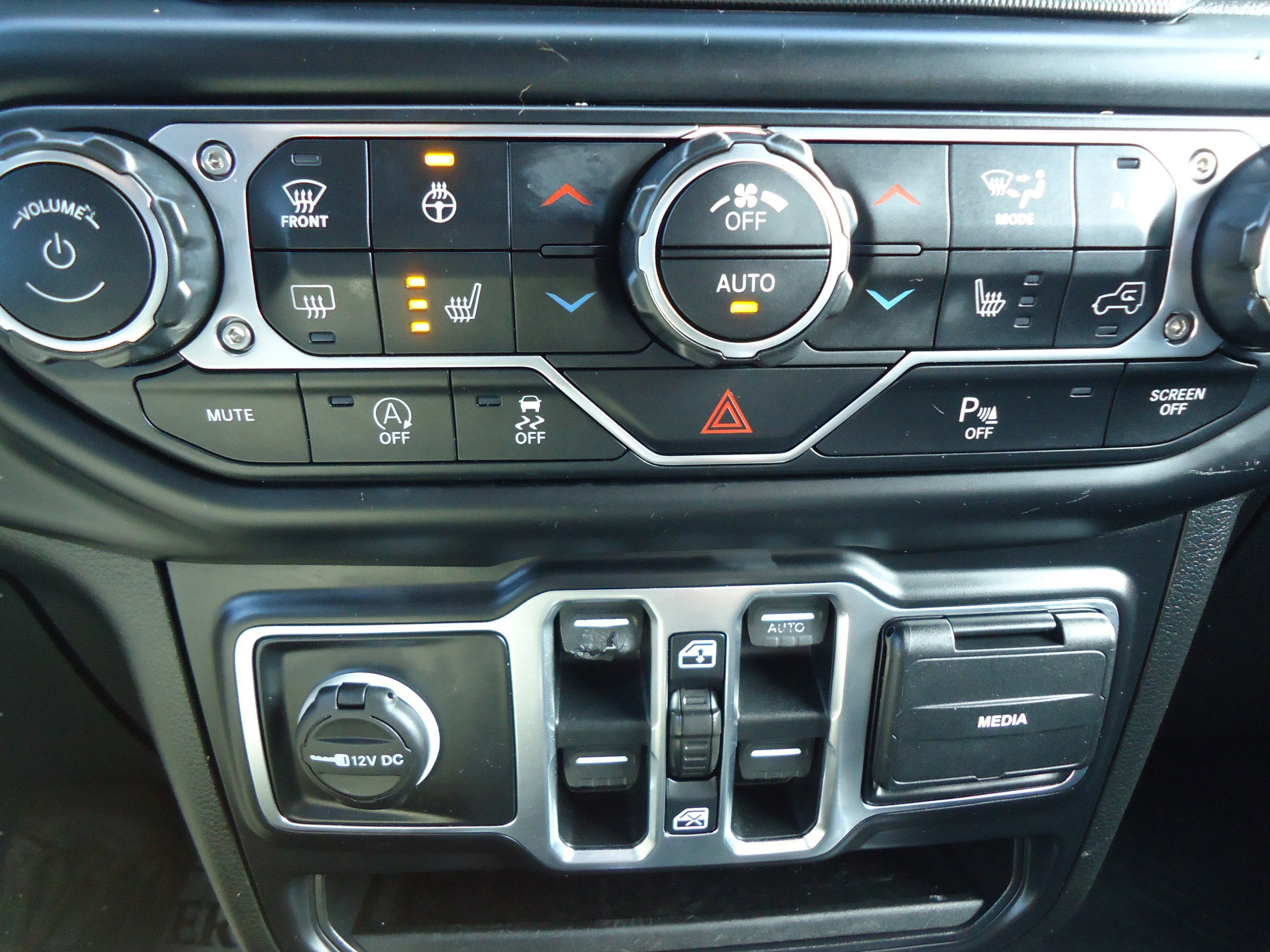 Used 2019 Jeep Wrangler Unlimited Sahara w/ Dual Top Group AWD/4WD image 18