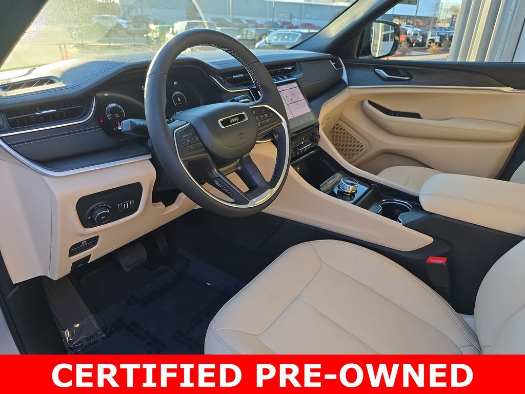 Used 2025 Jeep Grand Cherokee Limited w/ Black Appearance Package image 16