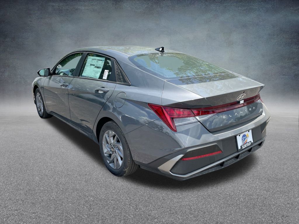 Used 2025 Hyundai Elantra Blue image 30