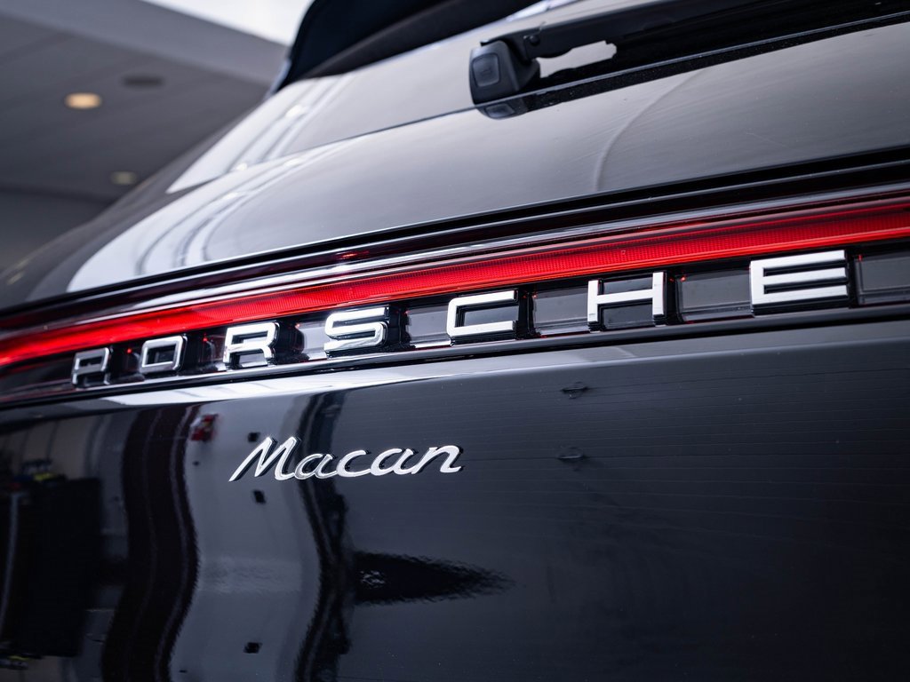Certified 2025 Porsche Macan image 18