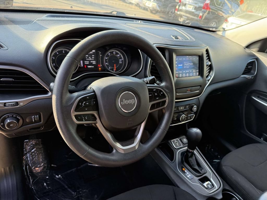 Used 2019 Jeep Cherokee Latitude w/ Popular Appearance Group FWD image 2