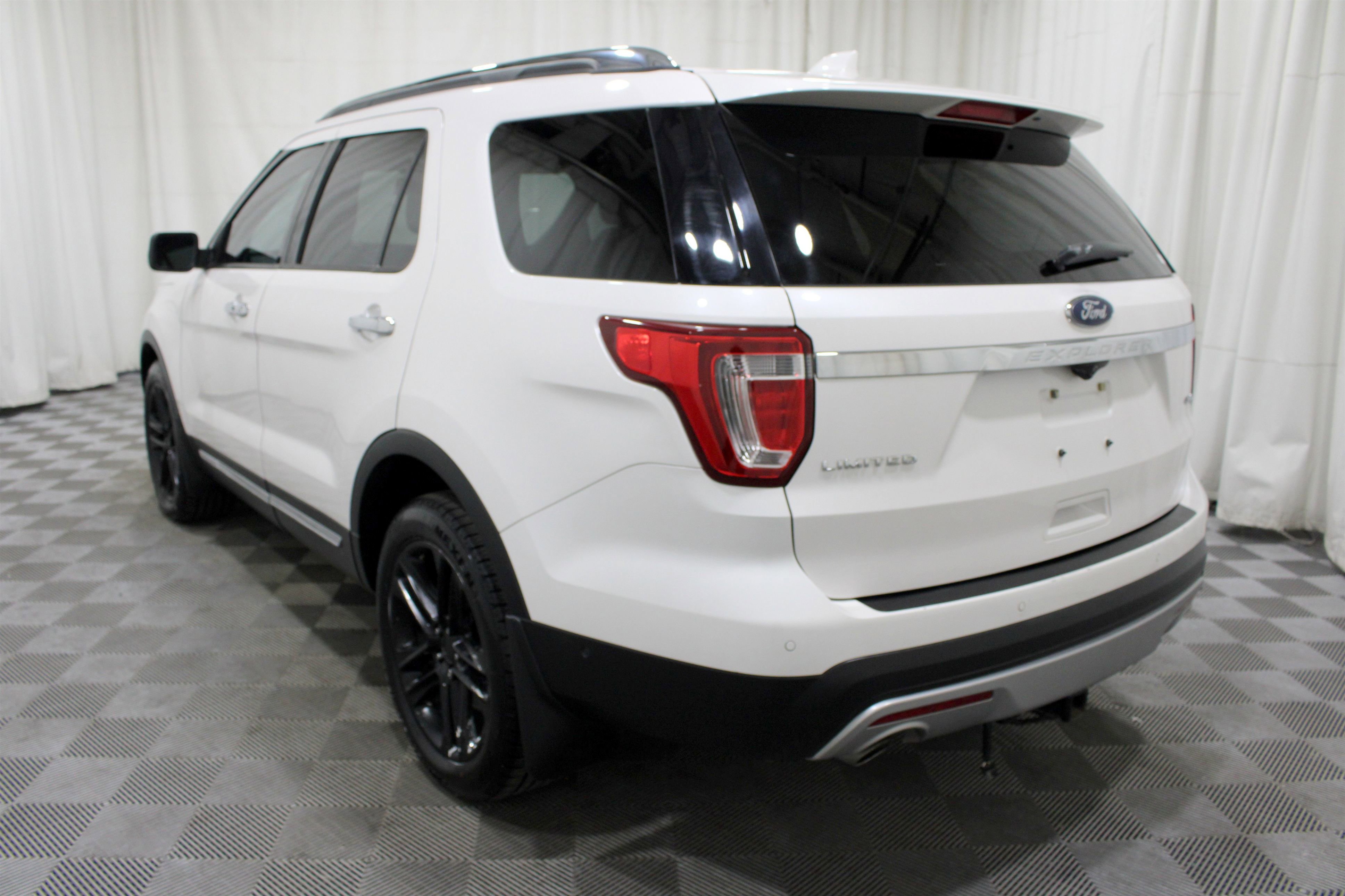 Used 2017 Ford Explorer Limited w/ Equipment Group 301A AWD/4WD image 33