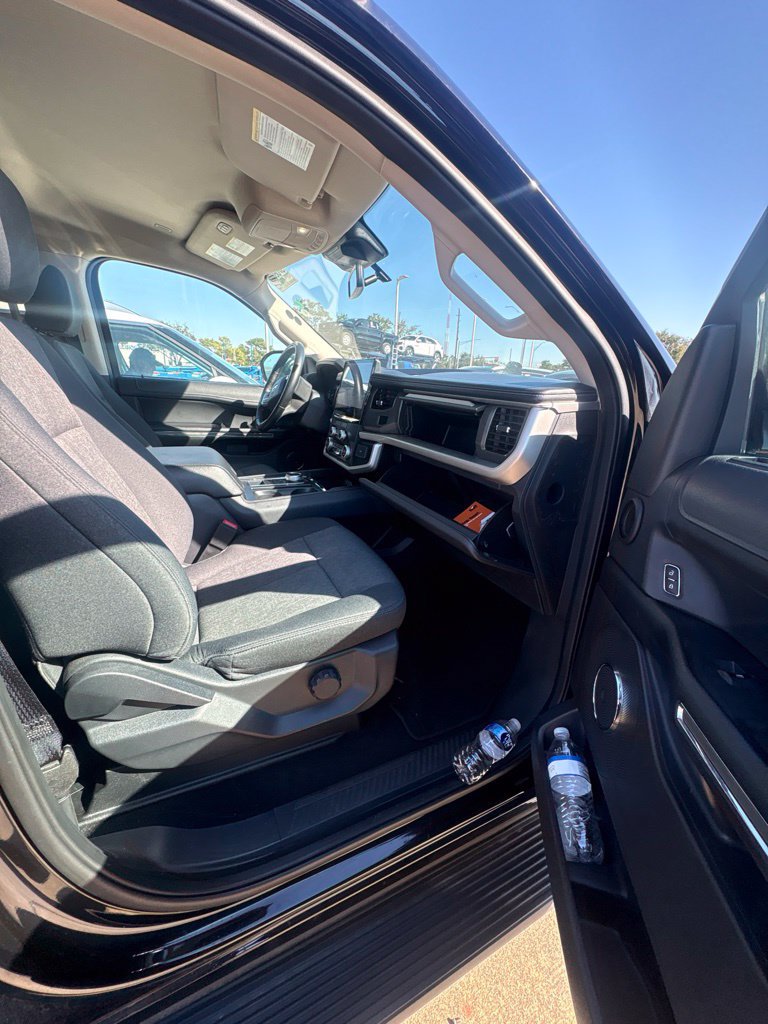 Used 2024 Ford Expedition Max XLT RWD image 3