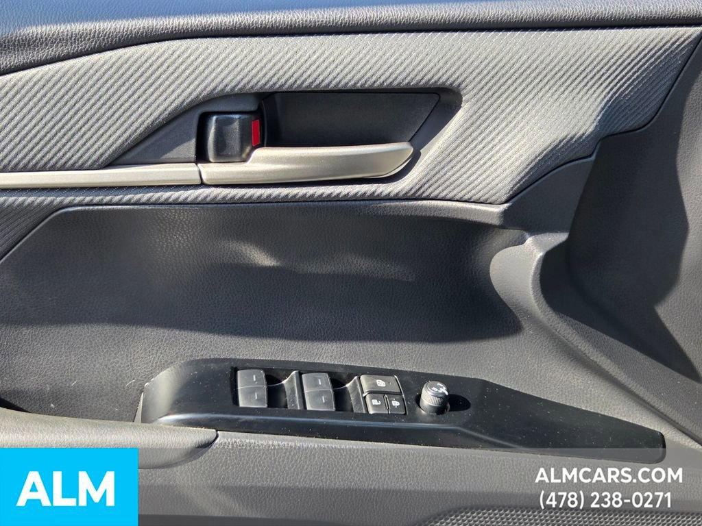 Used 2025 Toyota Camry SE image 28