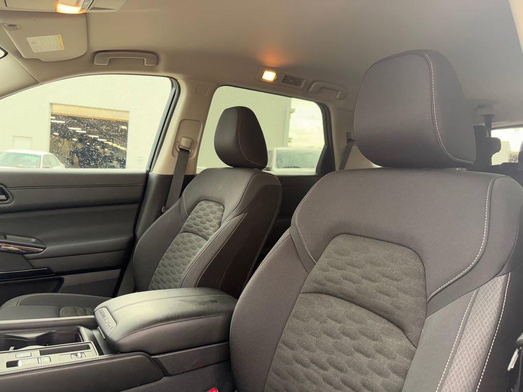 Used 2025 Nissan Pathfinder S image 10