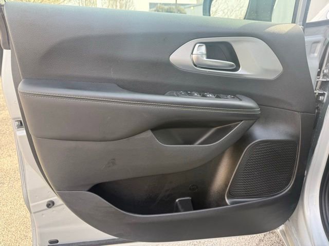 Used 2023 Chrysler Pacifica Touring image 8