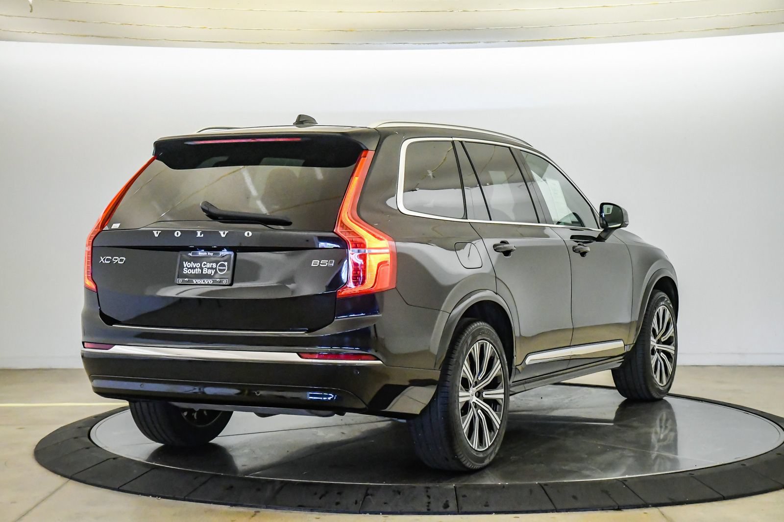 Certified 2025 Volvo XC90 B5 Core w/ Protection Package Premier AWD/4WD image 5