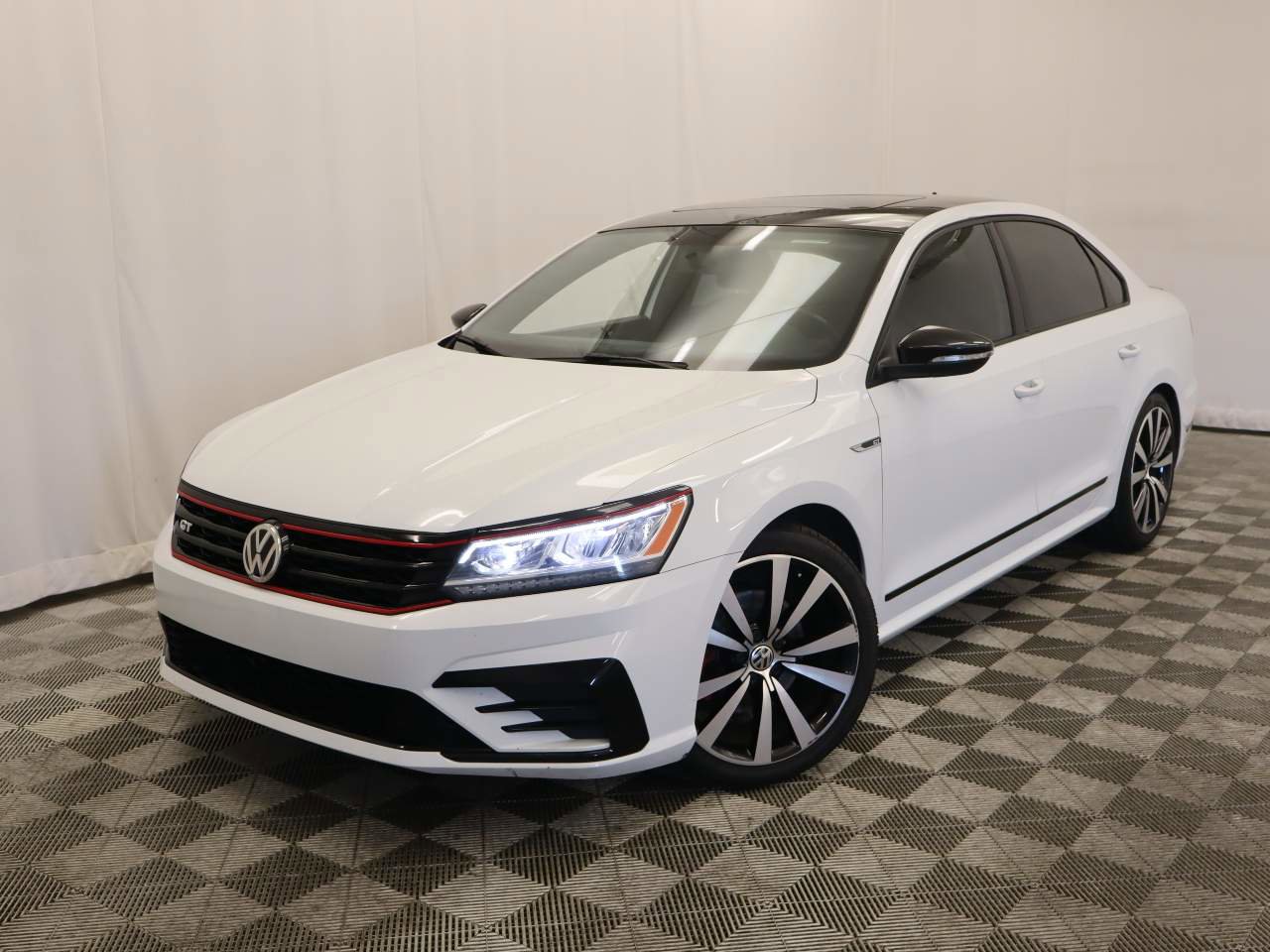 Used 2018 Volkswagen Passat GT FWD image 1
