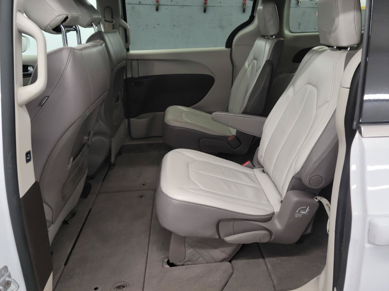 Used 2017 Chrysler Pacifica Touring-L FWD image 10