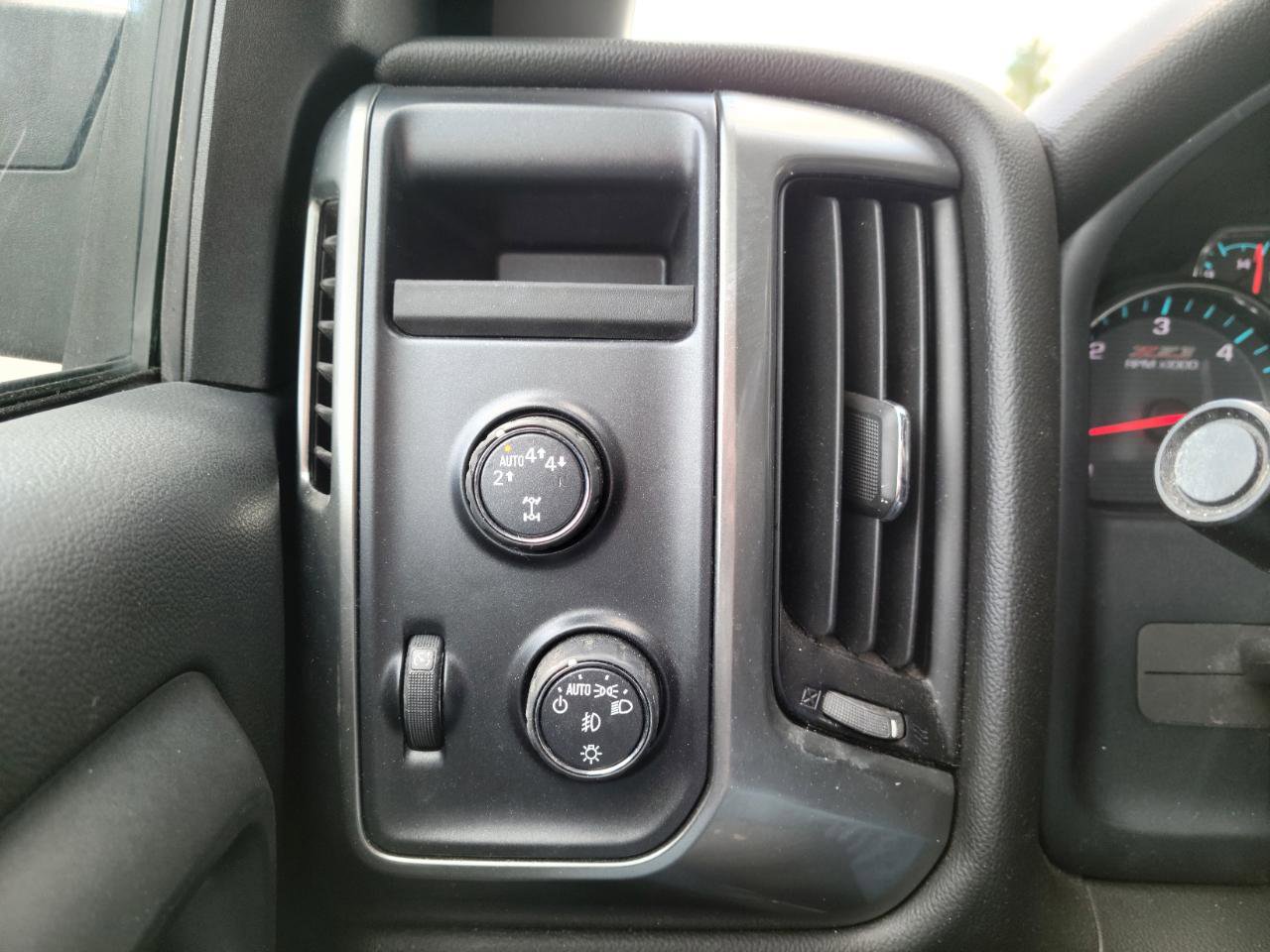 Used 2018 Chevrolet Silverado 1500 LT w/ All Star Edition AWD/4WD image 11