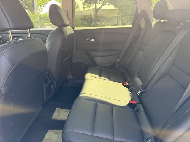 Used 2025 Nissan Rogue SL AWD/4WD image 11