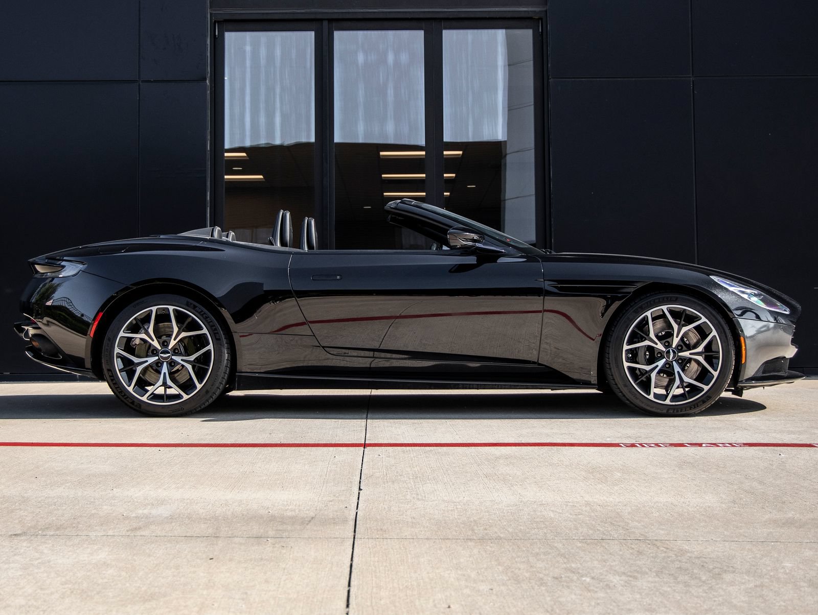 Used 2019 Aston Martin DB11 Volante RWD image 11