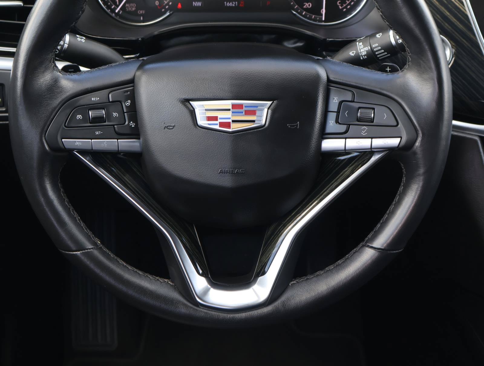 Certified 2025 Cadillac XT6 Premium Luxury FWD image 14