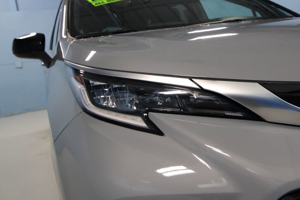 Used 2023 Toyota Sienna XSE image 39