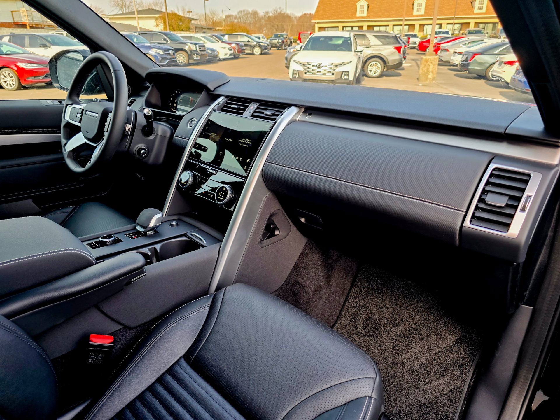 Used 2025 Land Rover Discovery Dynamic SE image 11