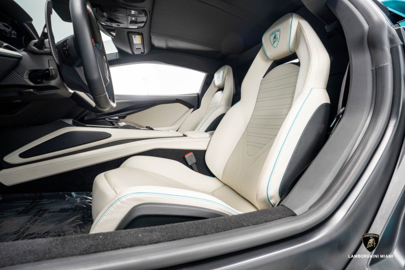 Used 2025 Lamborghini Revuelto image 41