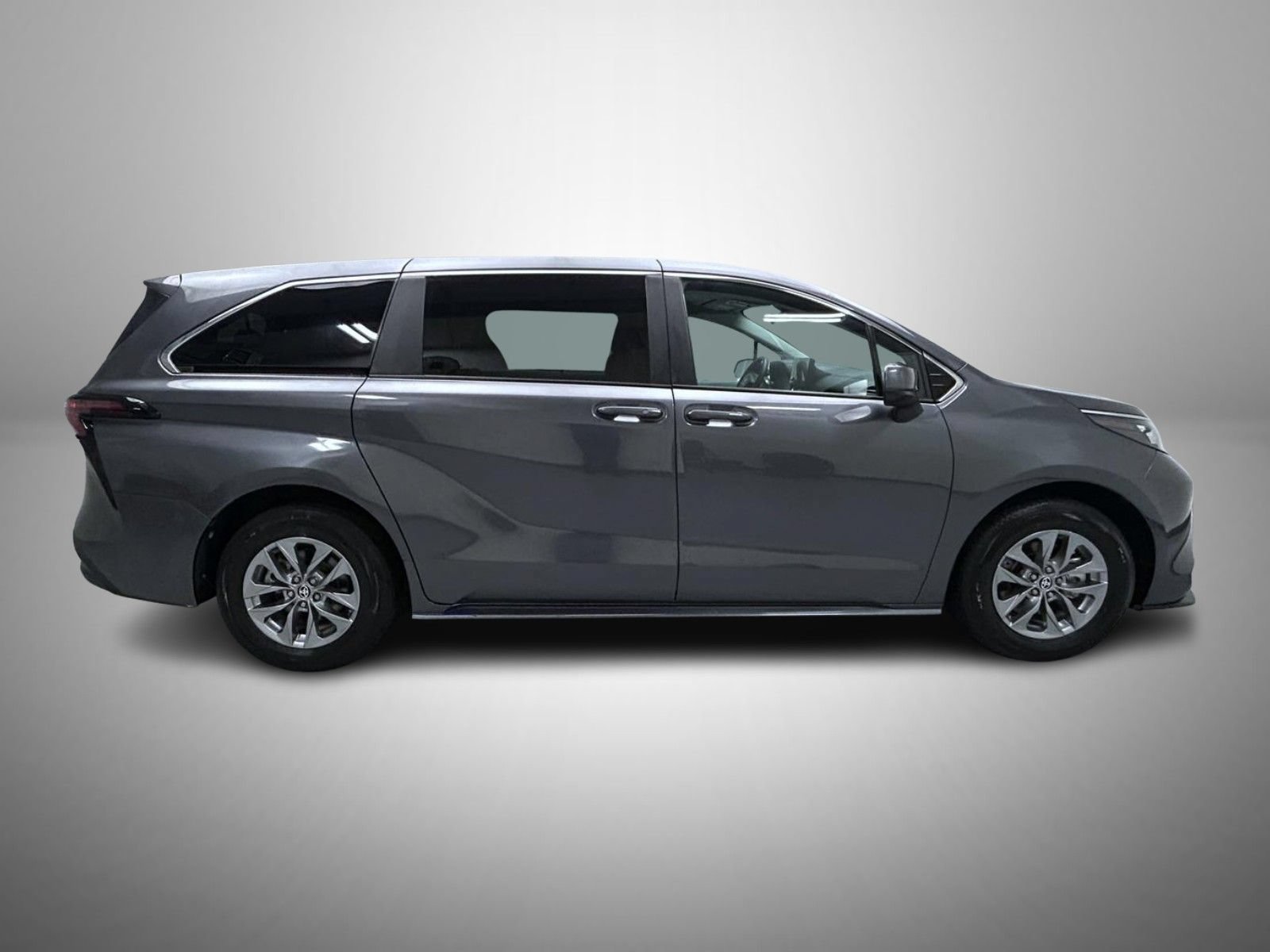 Used 2025 Toyota Sienna LE FWD image 4