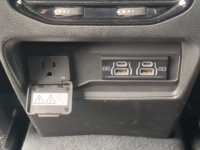 Used 2023 Jeep Grand Cherokee Altitude AWD/4WD image 17