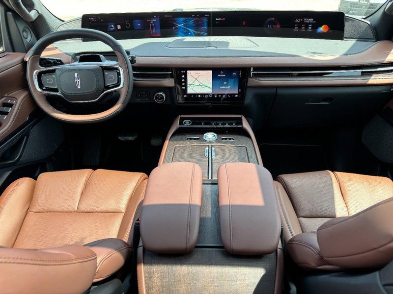 New 2026 Lincoln Navigator Reserve AWD/4WD image 13