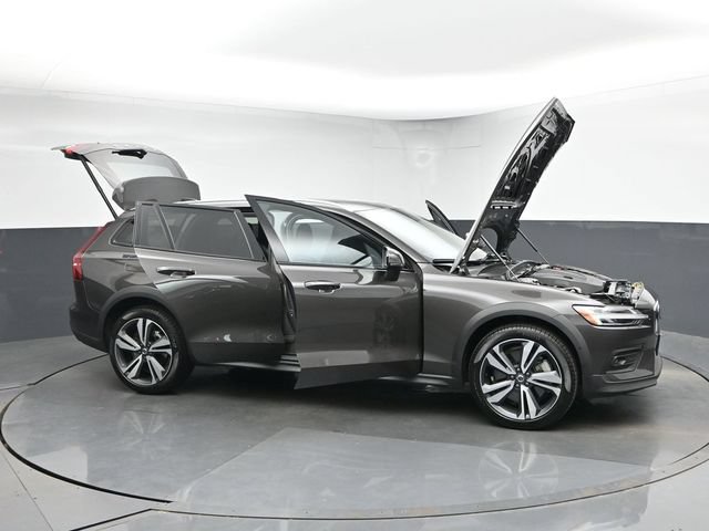 Used 2025 Volvo V60 B5 Cross Country Plus AWD/4WD image 47