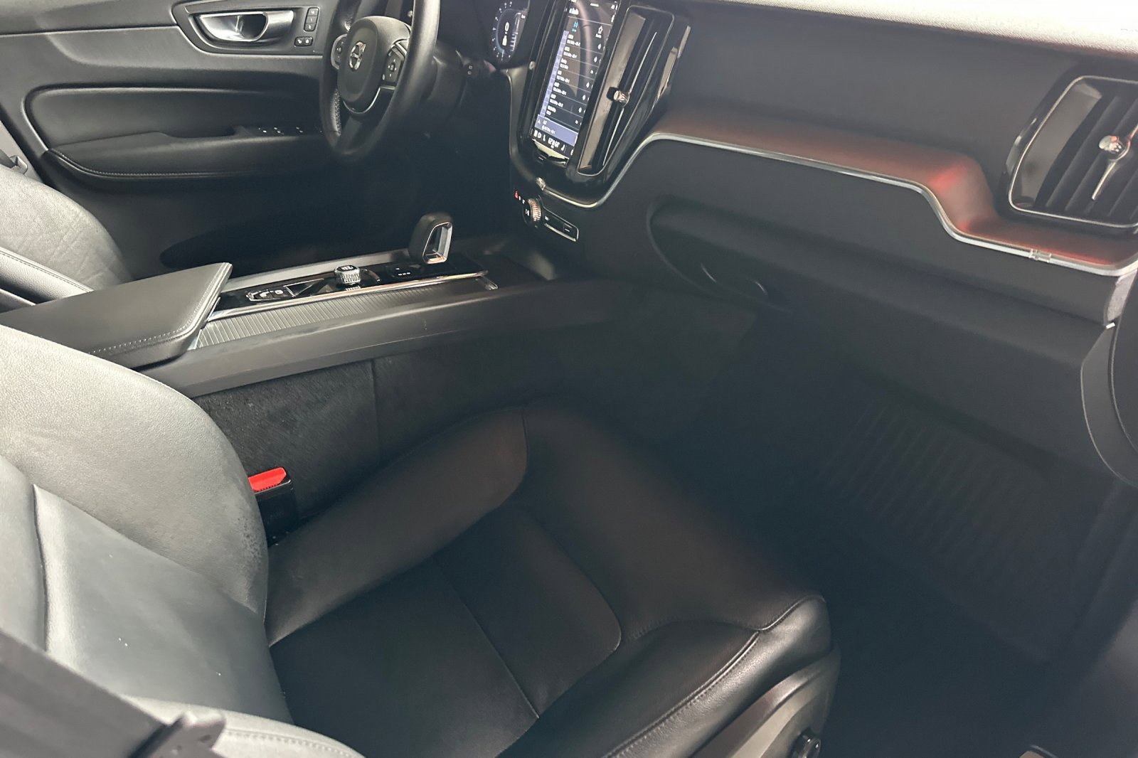 Used 2024 Volvo XC60 B5 Core image 20
