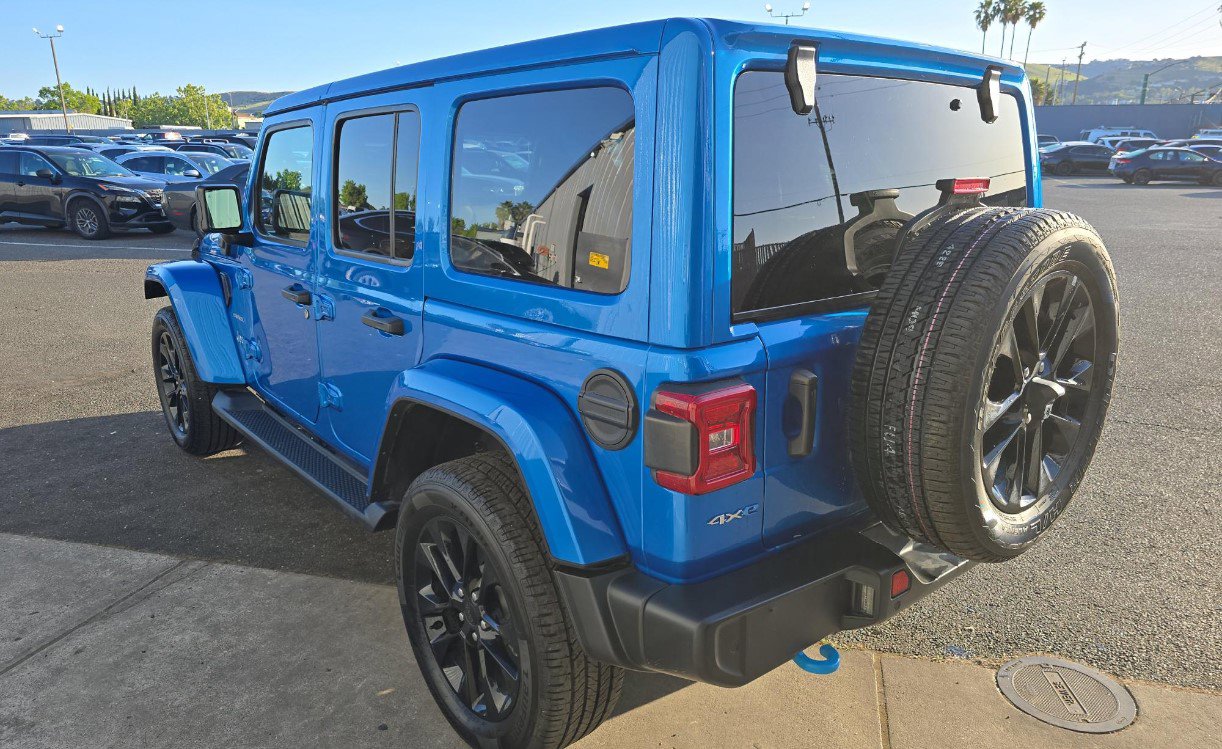 Used 2022 Jeep Wrangler Unlimited Sahara w/ Cold Weather Group AWD/4WD image 6
