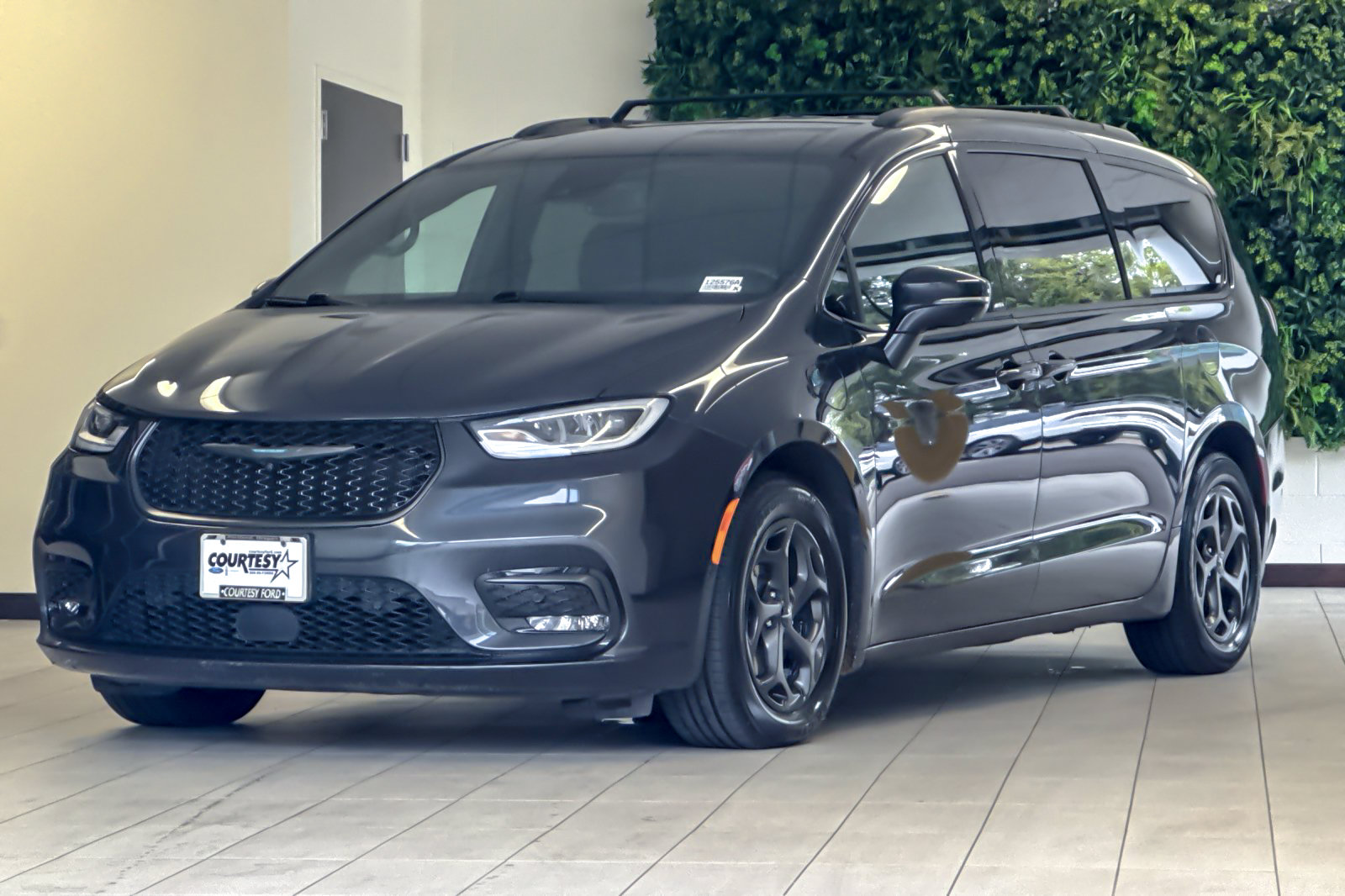 Used 2021 Chrysler Pacifica Touring-L w/ Uconnect Theater Family Group FWD image 8