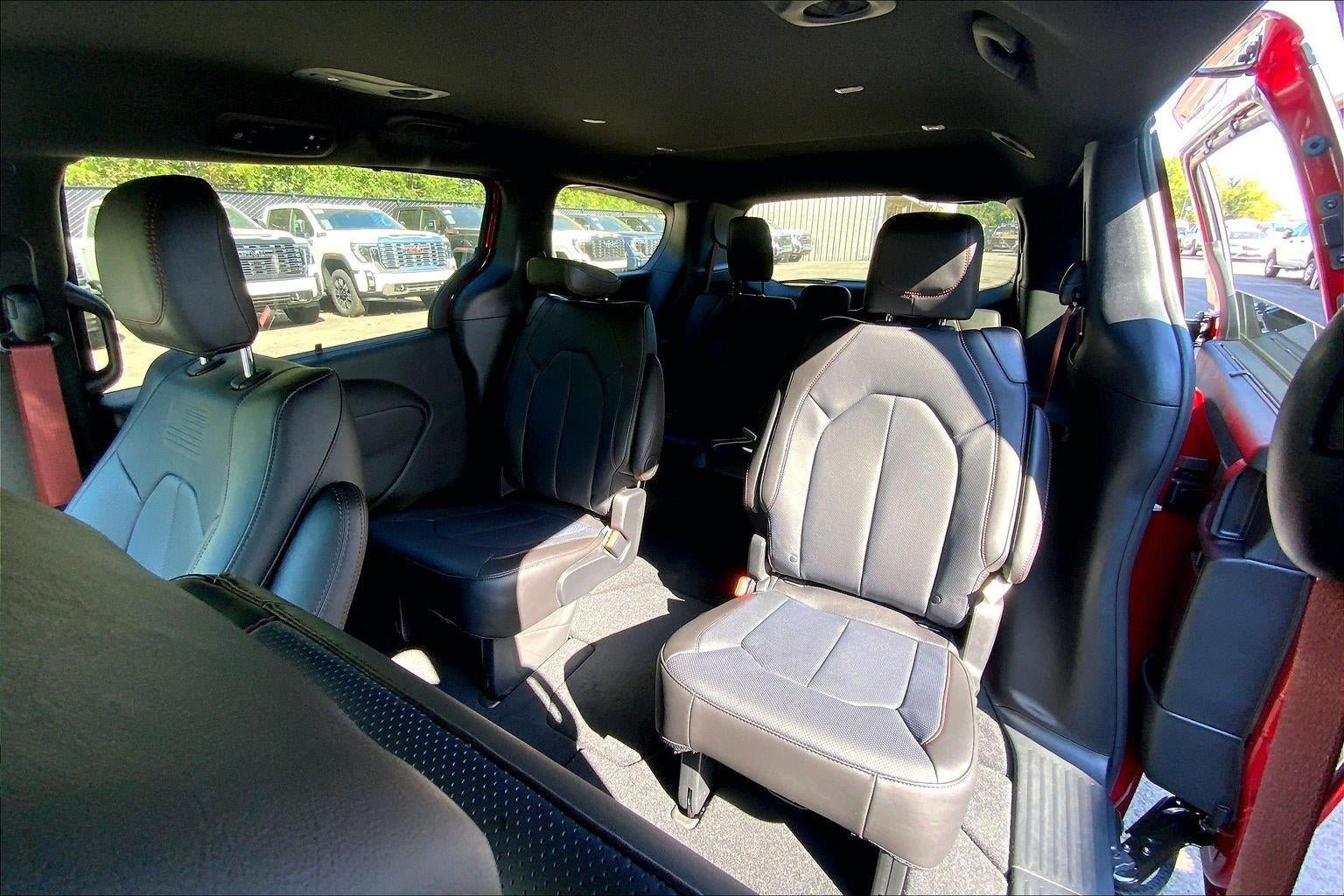 New 2027 Chrysler Pacifica Select FWD image 14