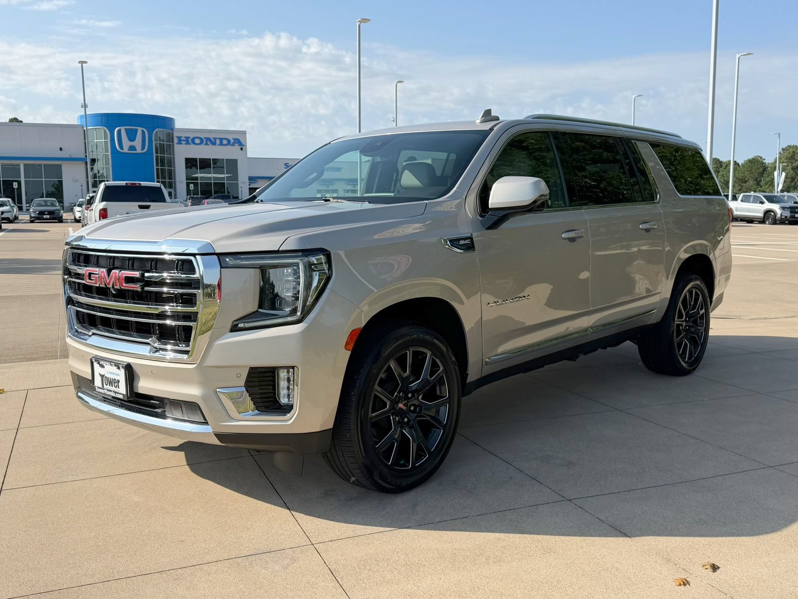 Used 2023 GMC Yukon XL SLT w/ SLT Luxury Package RWD image 3