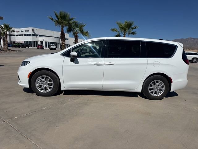 Certified 2023 Chrysler Pacifica Touring-L image 2