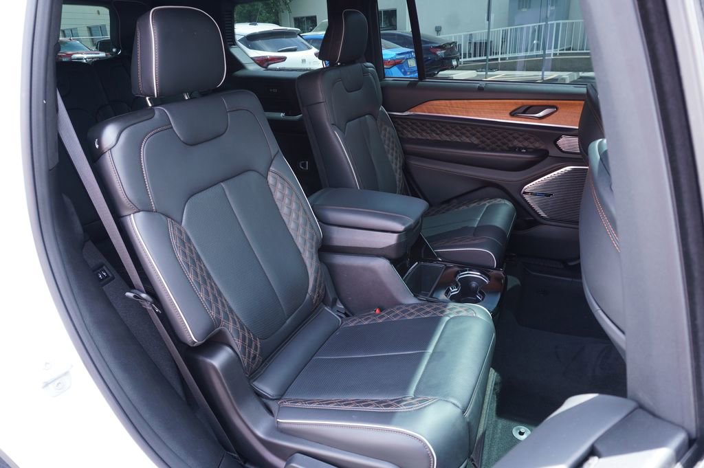 Used 2025 Jeep Grand Cherokee L Summit AWD/4WD image 9