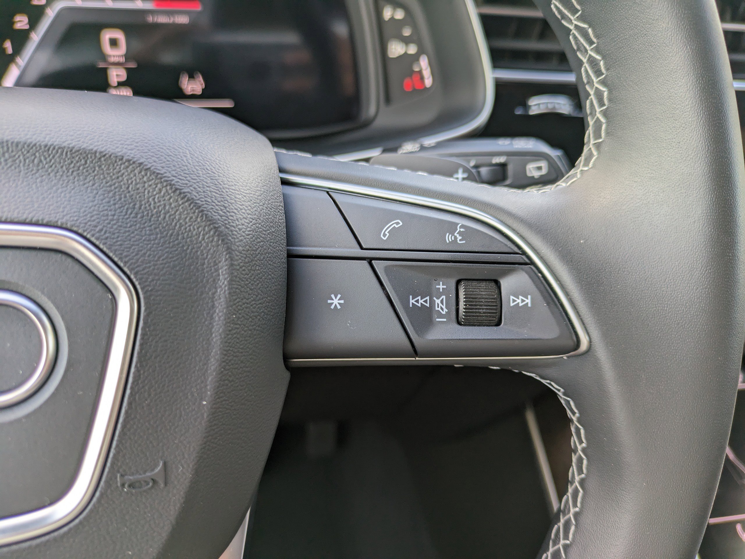 Used 2025 Audi Q8 Premium w/ Convenience Package image 26