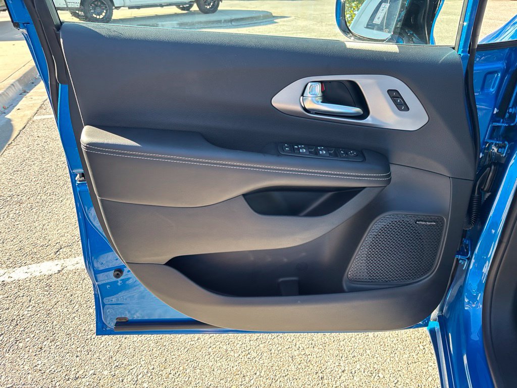 New 2027 Chrysler Pacifica Limited FWD image 32