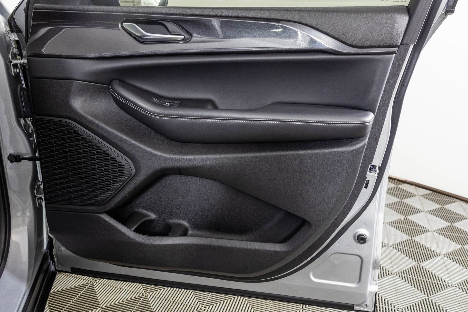 Used 2023 Jeep Grand Cherokee Altitude image 48