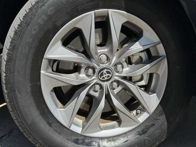 Used 2025 Toyota Sienna XLE FWD image 10